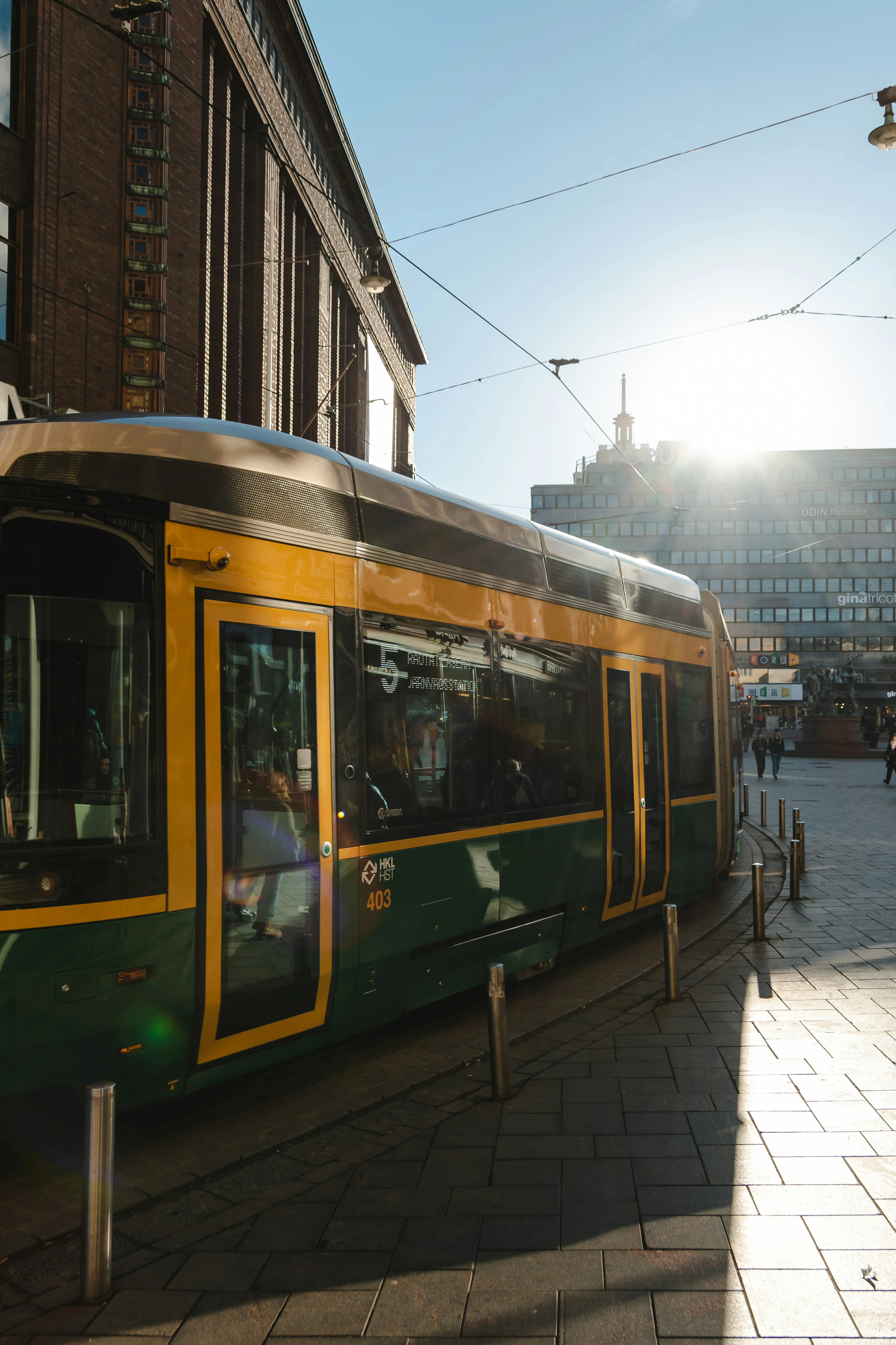 Raitiovaunu ajaa Helsingissä