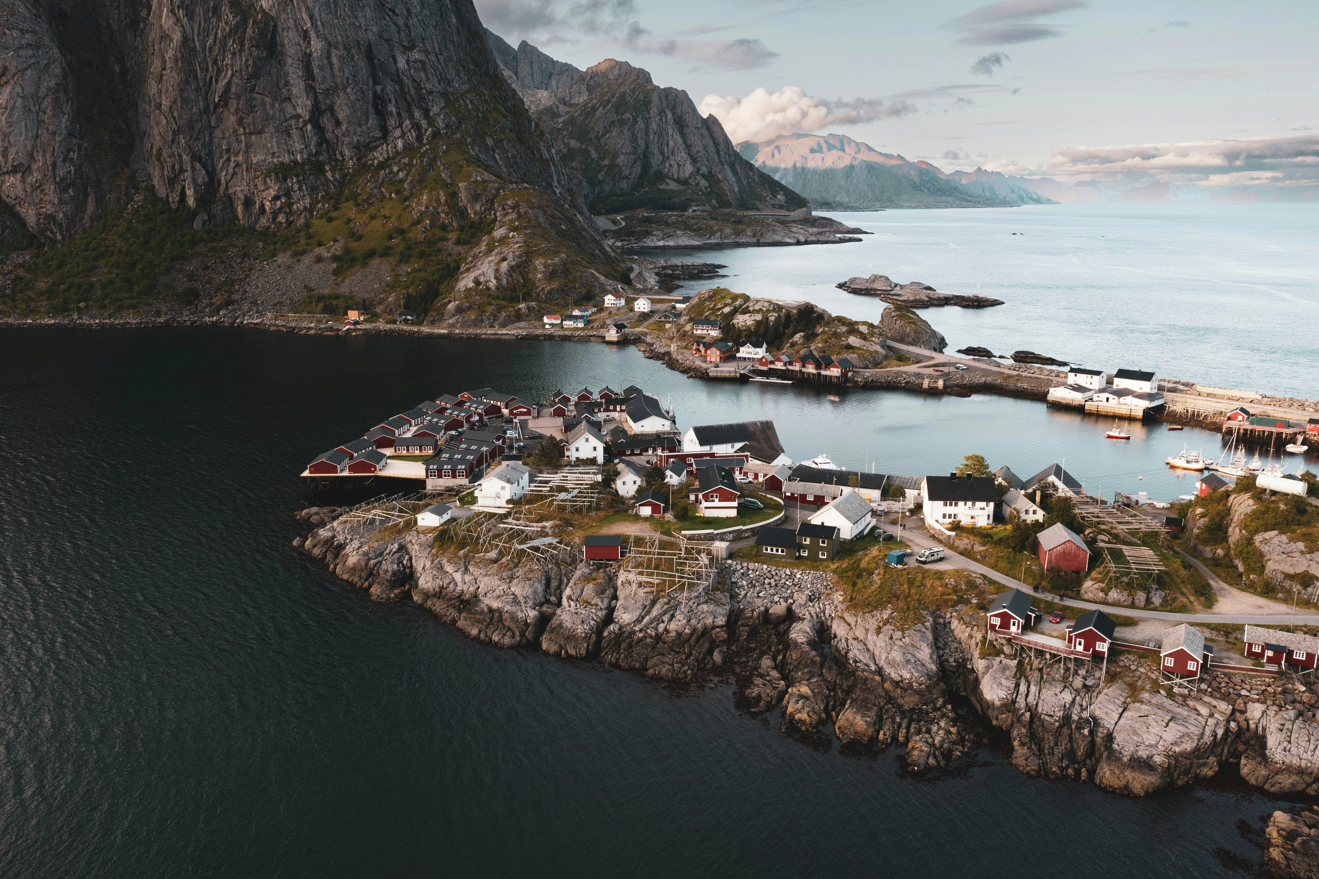 Rannikkokaupunki ylhäältä kuvattuna