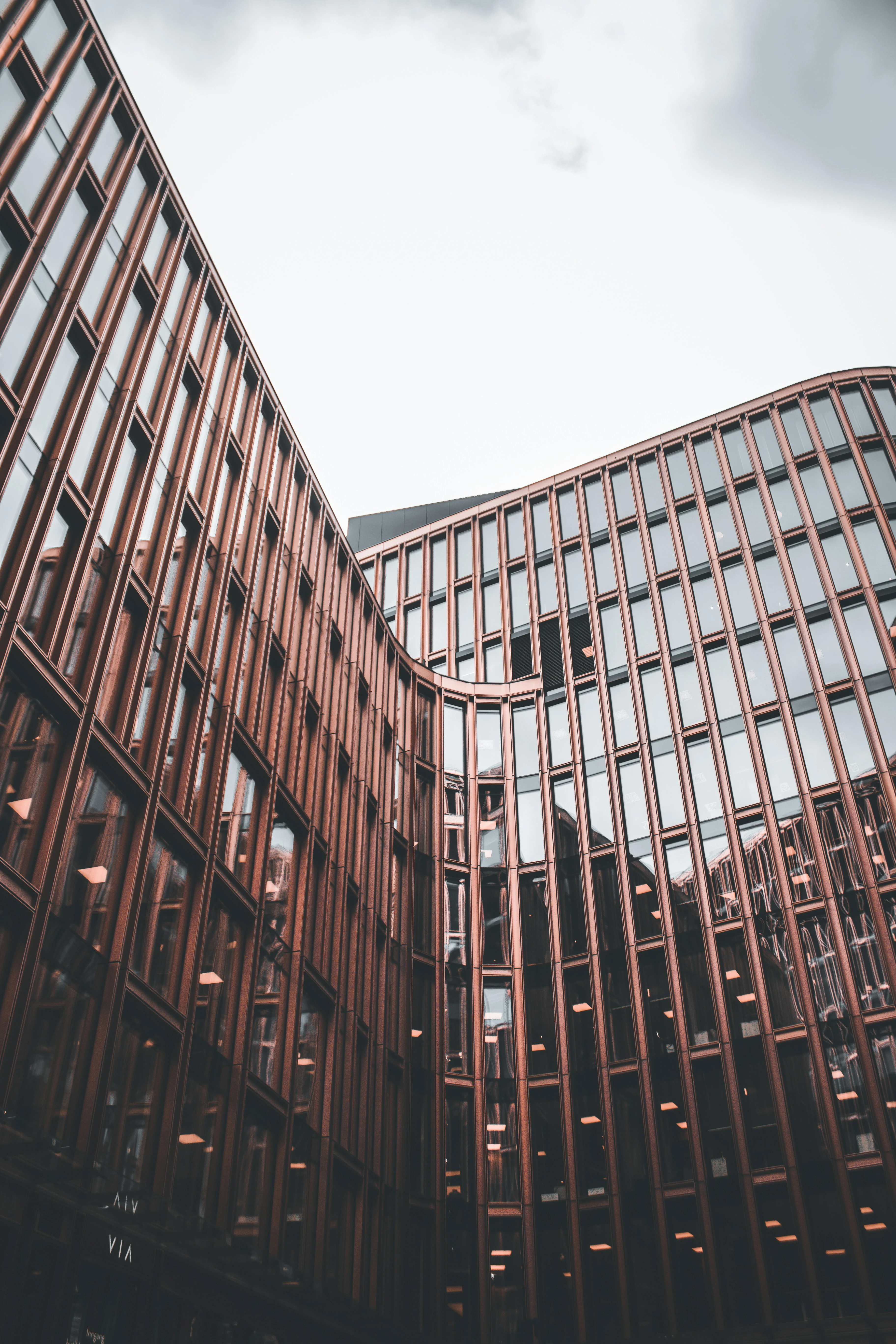 Rakennus kuvattuna alhaalta ylös